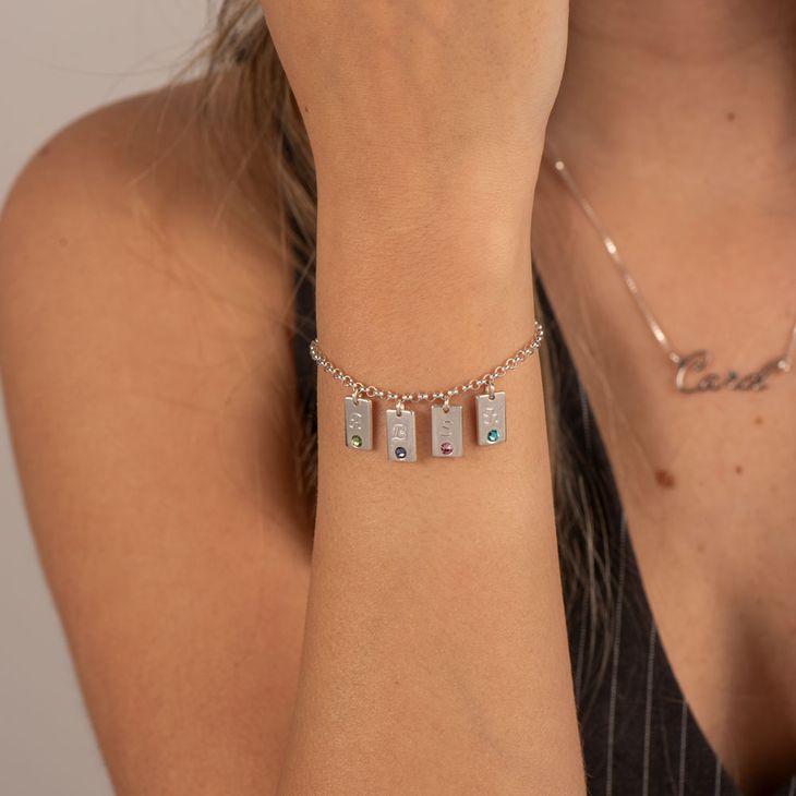 How Personalized Jewelry Brings Mothers and Daughters Closer